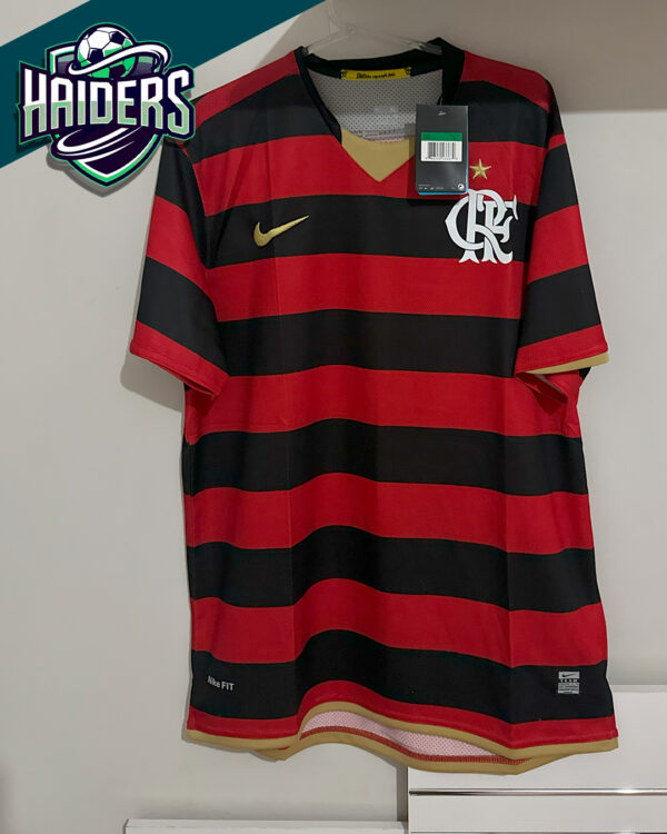 Camisa Flamengo Retrô – A Tradição em Vermelho e Preto 🔴⚫